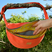Charger l'image dans la galerie, Sac banane XXL - gabardine de coton orange tangerine / zip double curseur bleu marine et doré