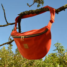 Charger l'image dans la galerie, Sac banane XXL - gabardine de coton orange tangerine / zip double curseur bleu marine et doré