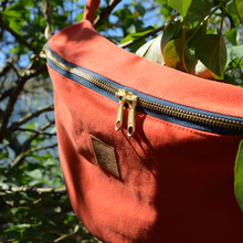 Charger l'image dans la galerie, Sac banane XXL - gabardine de coton orange tangerine / zip double curseur bleu marine et doré