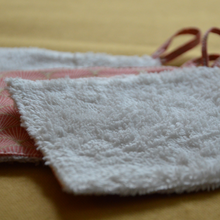 Charger l'image dans la galerie, 8 lingettes démaquillantes lavables + pochon de rangement en coton bio et éponge en bambou bio - motif corail