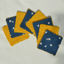 Charger l'image dans la galerie, 8 lingettes démaquillantes lavables + pochon de rangement en coton bio et éponge en coton bio - motif marguerites bleues #2