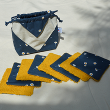 Charger l'image dans la galerie, 8 lingettes démaquillantes lavables + pochon de rangement en coton bio et éponge en coton bio - motif marguerites bleues #2