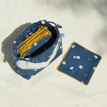 Charger l'image dans la galerie, 8 lingettes démaquillantes lavables + pochon de rangement en coton bio et éponge en coton bio - motif marguerites bleues #2