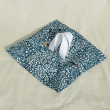 Charger l'image dans la galerie, Sac à tarte bleu et blanc réversible à fleurs et carreaux vichy