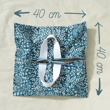 Charger l'image dans la galerie, Sac à tarte bleu et blanc réversible à fleurs et carreaux vichy