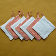 Charger l'image dans la galerie, 8 lingettes démaquillantes lavables + pochon de rangement en coton bio et éponge en bambou bio - motif corail