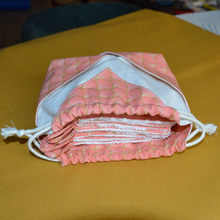 Charger l'image dans la galerie, 8 lingettes démaquillantes lavables + pochon de rangement en coton bio et éponge en bambou bio - motif corail