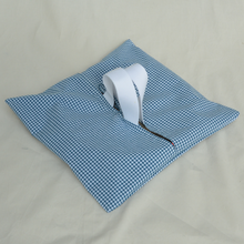 Charger l'image dans la galerie, Sac à tarte bleu et blanc réversible à fleurs et carreaux vichy