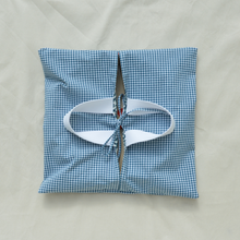 Charger l'image dans la galerie, Sac à tarte bleu et blanc réversible à fleurs et carreaux vichy