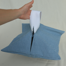 Charger l'image dans la galerie, Sac à tarte bleu et blanc réversible à fleurs et carreaux vichy