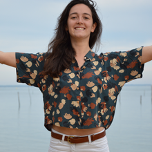 Charger l'image dans la galerie, Réalisé sur commande - Chemisette/blouse 100% fait main - viscose éco-responsable certifiée Ecovero™ - coloris bleu nuit à fleurs