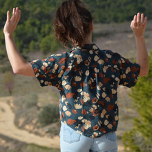 Charger l'image dans la galerie, Réalisé sur commande - Chemisette/blouse 100% fait main - viscose éco-responsable certifiée Ecovero™ - coloris bleu nuit à fleurs