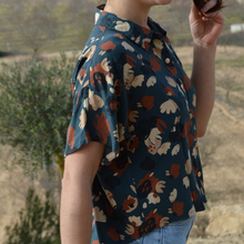 Charger l'image dans la galerie, Réalisé sur commande - Chemisette/blouse 100% fait main - viscose éco-responsable certifiée Ecovero™ - coloris bleu nuit à fleurs