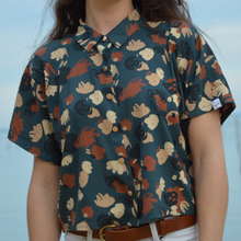 Charger l'image dans la galerie, Réalisé sur commande - Chemisette/blouse 100% fait main - viscose éco-responsable certifiée Ecovero™ - coloris bleu nuit à fleurs