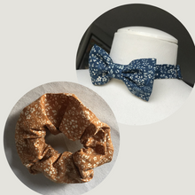 Charger l'image dans la galerie, Lot 1 chouchou + 1 noeud papillon • coton ocre à fleurs #2 et coton bleu marine à fleurs #1