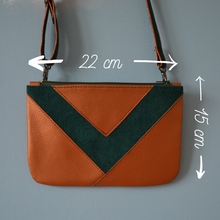 Charger l'image dans la galerie, DISPONIBLE SUR COMMANDE Pochette Victoire bronze et velours vert bouteille