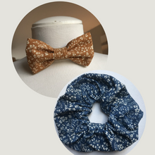 Charger l'image dans la galerie, Lot 1 chouchou + 1 noeud papillon • coton bleu marine à fleurs #1 et coton ocre à fleurs #2