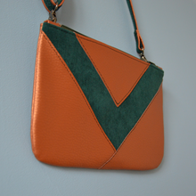 Charger l'image dans la galerie, DISPONIBLE SUR COMMANDE Pochette Victoire bronze et velours vert bouteille