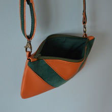 Charger l'image dans la galerie, DISPONIBLE SUR COMMANDE Pochette Victoire bronze et velours vert bouteille