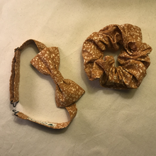 Charger l'image dans la galerie, Lot 1 chouchou + 1 noeud papillon • coton ocre à fleurs #2
