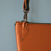 Charger l'image dans la galerie, DISPONIBLE SUR COMMANDE Pochette Victoire bronze et velours vert bouteille