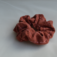 Charger l'image dans la galerie, EN STOCK Chouchou adulte en mélange lin/coton/viscose à rayures - couleur terracotta