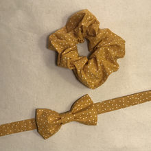 Charger l'image dans la galerie, Lot 1 chouchou + 1 noeud papillon • coton jaune moutarde à pois #5