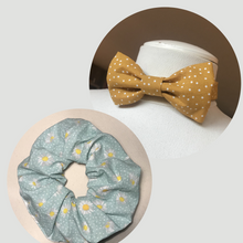 Charger l'image dans la galerie, Lot 1 chouchou + 1 noeud papillon • coton bleu à pâquerettes #8 et coton jaune à pois #5