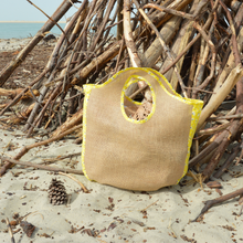 Charger l'image dans la galerie, EN STOCK Sac de plage / cabas XXL en toile de jute et coton bio - motif marguerites jaunes