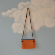 Charger l'image dans la galerie, Pochette Melito à fleurs bleu marine et bronze