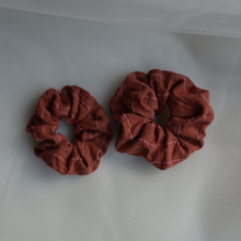 Charger l'image dans la galerie, EN STOCK Chouchou adulte en mélange lin/coton/viscose à rayures - couleur terracotta