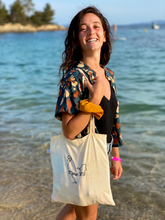 Charger l'image dans la galerie, Réalisé sur commande - Chemisette/blouse 100% fait main - viscose éco-responsable certifiée Ecovero™ - coloris bleu nuit à fleurs