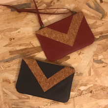 Charger l'image dans la galerie, 2 EXEMPLAIRES EN STOCK Pochette Victoire bleu marine et liège