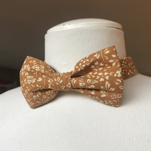 Charger l'image dans la galerie, Noeud papillon adulte en coton #2 (ocre à fleurs)