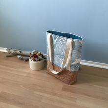 Charger l'image dans la galerie, Tote bag liège et blanc à grosses palmes bleues