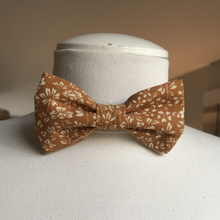 Charger l'image dans la galerie, Noeud papillon adulte en coton #2 (ocre à fleurs)