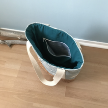 Charger l'image dans la galerie, Tote bag liège et blanc à grosses palmes bleues