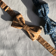 Charger l'image dans la galerie, Noeud papillon adulte en coton #2 (ocre à fleurs)