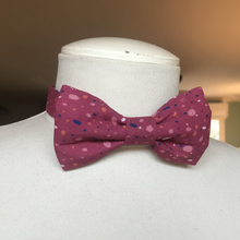 Charger l'image dans la galerie, Noeud papillon adulte en coton BIO #3 (rose à pois multicolores)