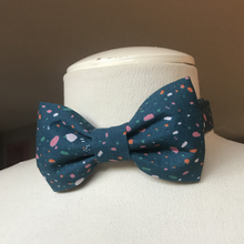 Charger l'image dans la galerie, Noeud papillon adulte en coton BIO #4 (bleu à pois multicolores)