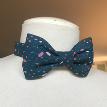 Charger l'image dans la galerie, Noeud papillon adulte en coton BIO #4 (bleu à pois multicolores)