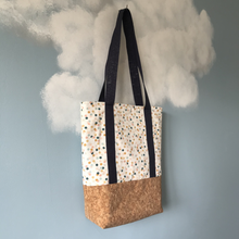 Charger l'image dans la galerie, Tote bag liège et bleu marine à pois