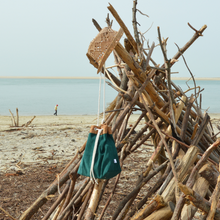Charger l'image dans la galerie, Commande spéciale réalisée en modèle unique - Sac seau en liège et velours vert bouteille