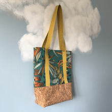 Charger l'image dans la galerie, Tote bag liège et jaune moutarde à motifs savane