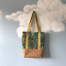 Charger l'image dans la galerie, Tote bag liège et jaune moutarde à motifs savane