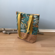 Charger l'image dans la galerie, Tote bag liège et jaune moutarde à motifs savane