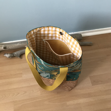 Charger l'image dans la galerie, Tote bag liège et jaune moutarde à motifs savane