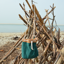 Charger l'image dans la galerie, Commande spéciale réalisée en modèle unique - Sac seau en liège et velours vert bouteille