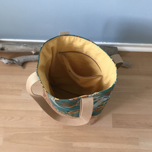 Charger l'image dans la galerie, Tote bag liège et camel à motifs savane