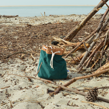 Charger l'image dans la galerie, Commande spéciale réalisée en modèle unique - Sac seau en liège et velours vert bouteille